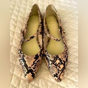 Snake skin flats with pearl closure on strap